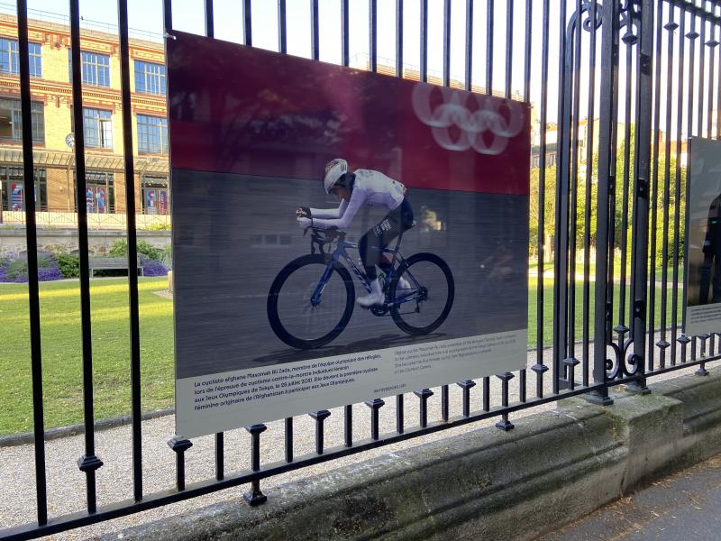 Expo photo trêve olympique sur les grilles du Ministère de l’Europe