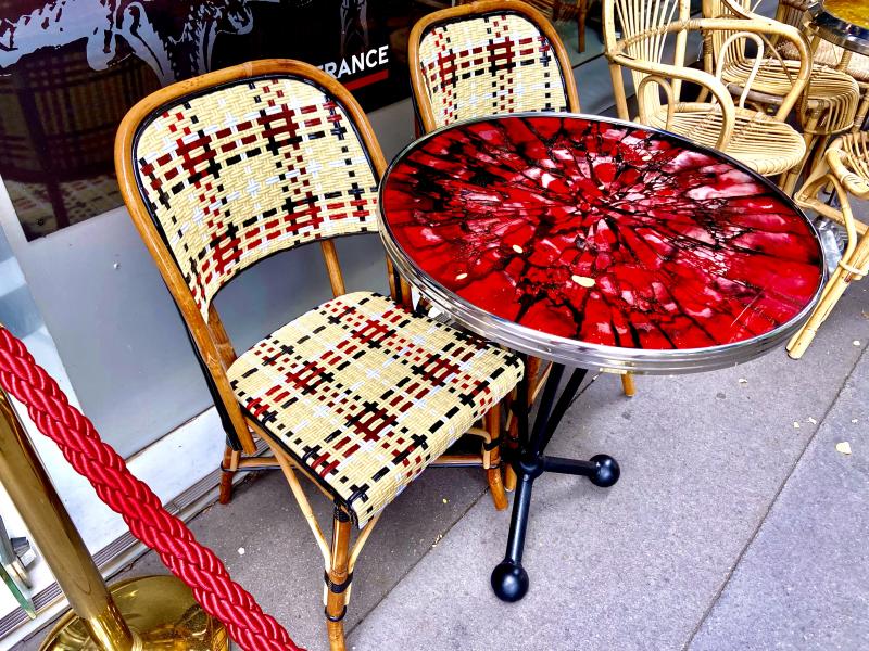 Table et chaise de bistrot parisien