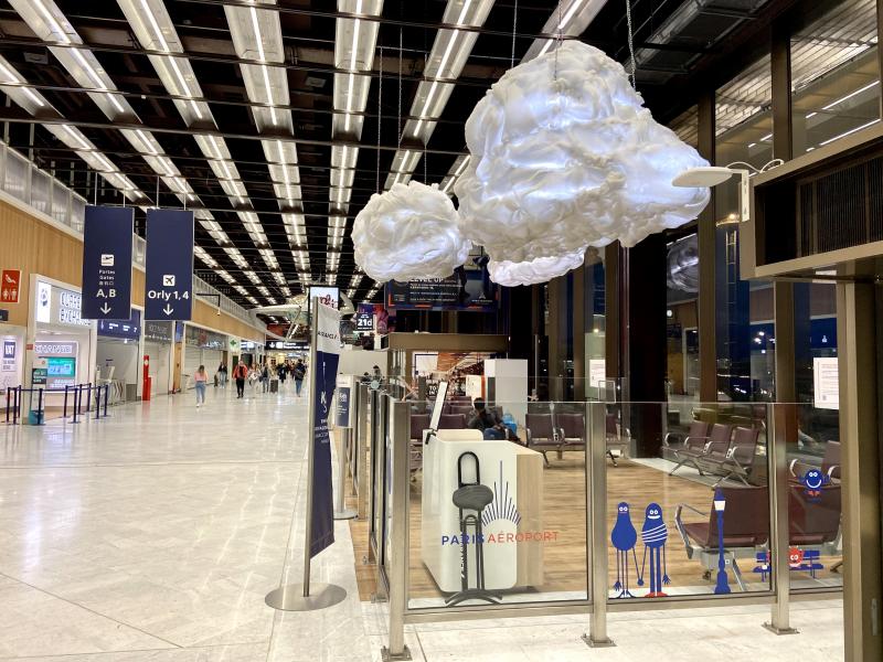 La tête dans les nuages à l’aéroport d’Orly