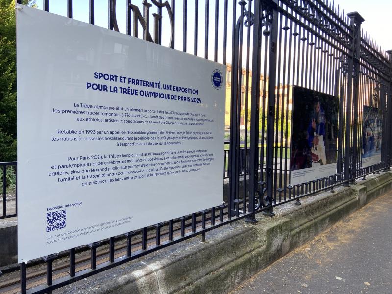 Expo photo trêve olympique sur les grilles du Ministère de l’Europe