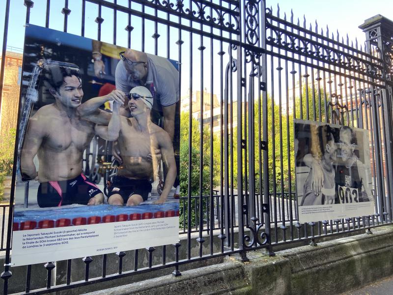 Expo photo trêve olympique sur les grilles du Ministère de l’Europe