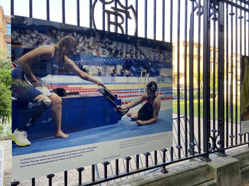 Expo photo trêve olympique sur les grilles du Ministère de l’Europe