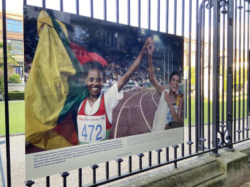 Expo photo trêve olympique sur les grilles du Ministère de l’Europe