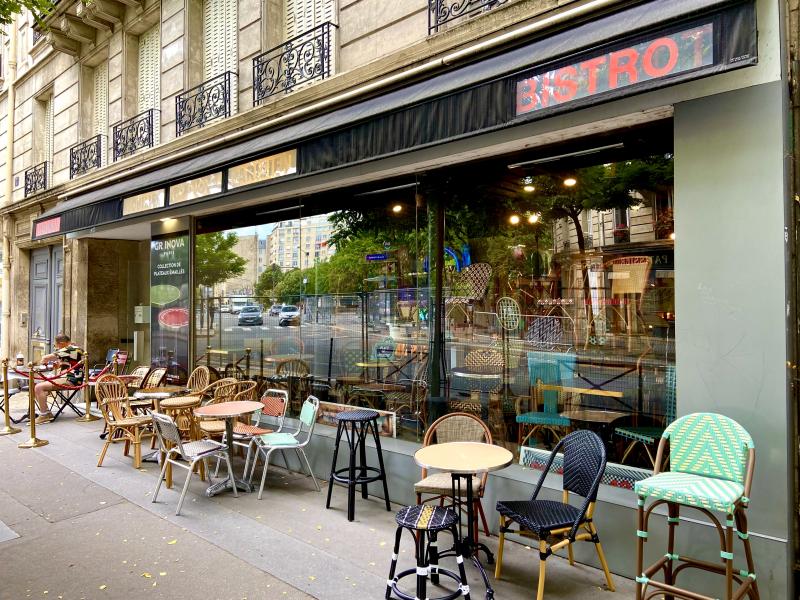 Table et chaise de bistrot parisien